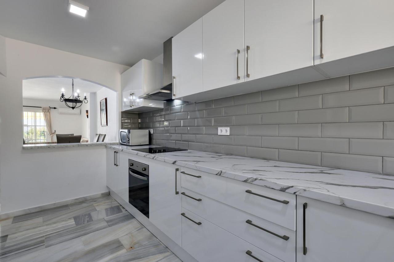 Quaint 2 Bedroom Townhouse With Pool Close To Sea! ベナルマデナ エクステリア 写真