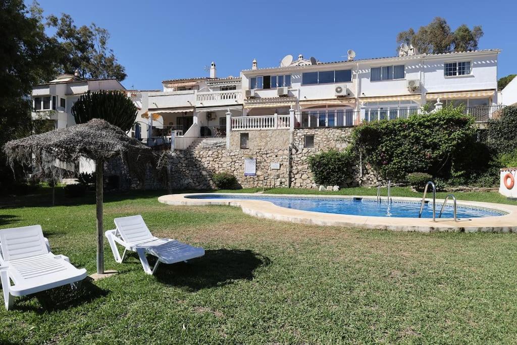 Quaint 2 Bedroom Townhouse With Pool Close To Sea! ベナルマデナ エクステリア 写真