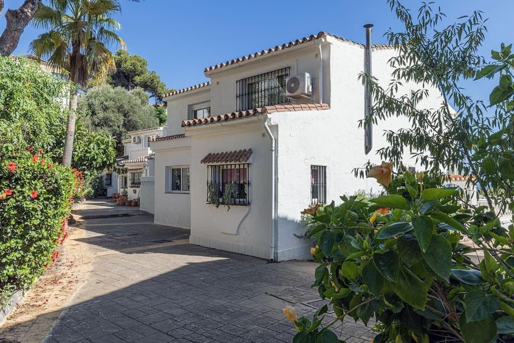 Quaint 2 Bedroom Townhouse With Pool Close To Sea! ベナルマデナ エクステリア 写真